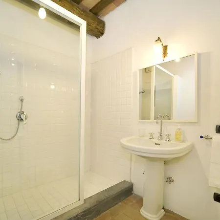 Petrognano Sleeps 11 Wifi 빌라