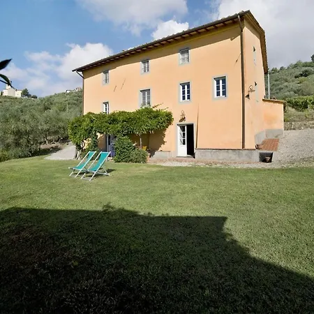 Petrognano Sleeps 11 Wifi * Petrognano (Lucca)
